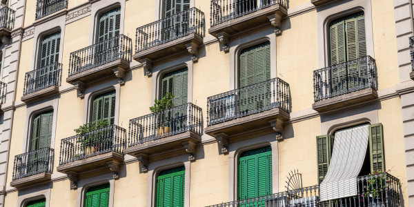 Pintar Fachadas y Patios de Luces de Comunidades Vecinos / Propietarios en Santa Coloma de Gramenet · Reparación y Preparación de Superficies