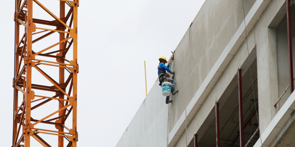 Trabajos Verticales en Fachadas de Edificios / Viviendas en Santa Coloma de Gramenet · Pintar Edificios de Construcción de Obra Nueva